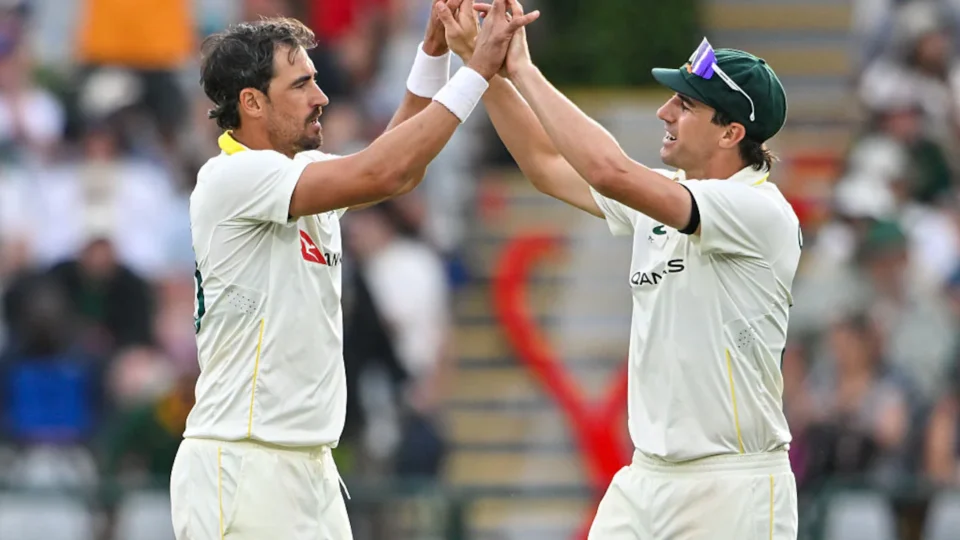 Australia seize command as Nathan Lyon triggers late South Africa collapse in Cape Town — Photo: Getty