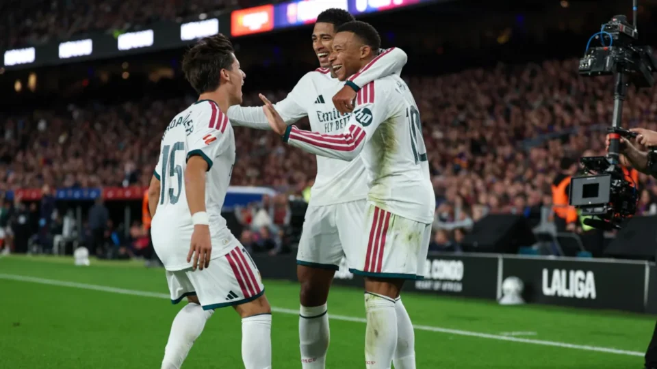 Kylian Mbappe Brace Hands Barcelona First La Liga Defeat in El Clasico Thriller — Photo: AFP