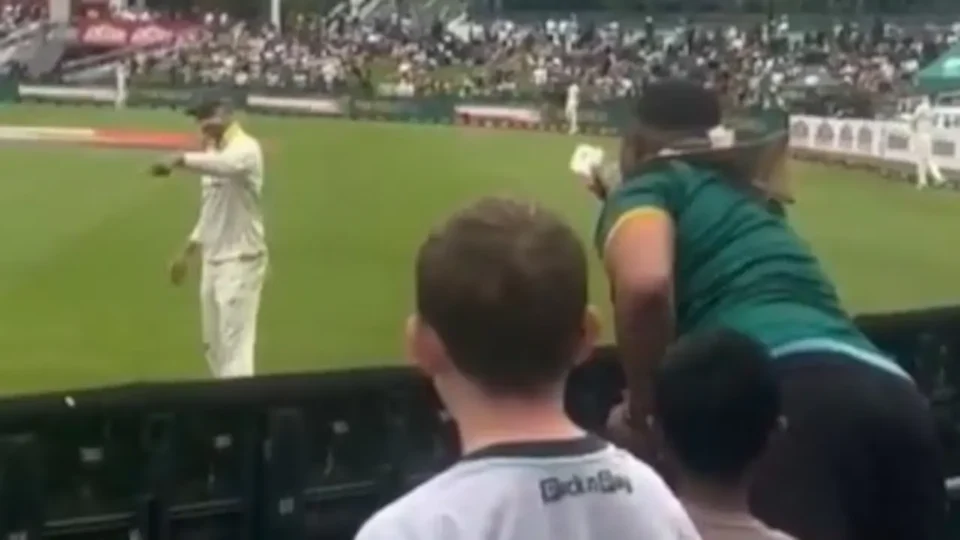 Australia Spinner Nathan Lyon Reacts to Fan Offering Sandpaper in Viral Test Video — Photo: X (formerly Twitter)