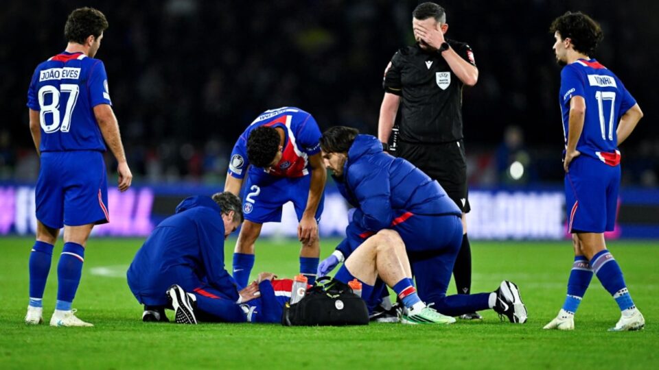 PSG Dealt Heavy Blow As Khvicha Kvaratskhelia Faces Long Layoff With Torn ACL — Photo: AFP