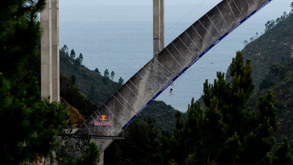 Thomas van Tonder Completes World-First Cross of 600 Monkey Bars at Bloukrans Bridge